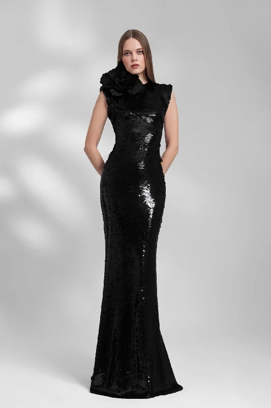 Fully sequined dress with detachable broche